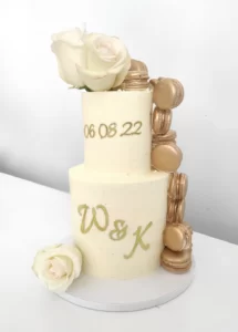 Pièce montée avec cascade de macarons
