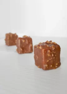 Mini-entremet-carre-choco-noisettes-mignardises-sb-gourmandise-chelles-cake-design-wedding-cake-traiteur-paris