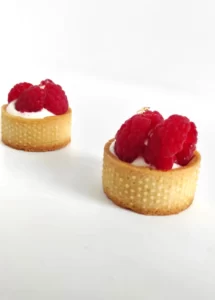 mini-tartelettes-framboises-mignardises-sb-gourmandise-chelles-cake-design-wedding-cake-traiteur-paris