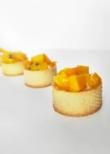 mini-tartelettes-mangue-mignardises-sb-gourmandise-chelles-cake-design-wedding-cake-traiteur-paris
